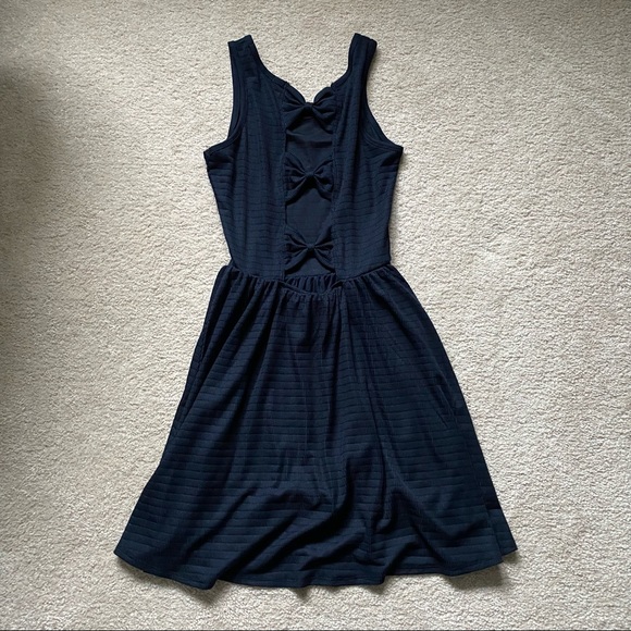 Navy blue dress with bow detailing. Size S. - Picture 4 of 6